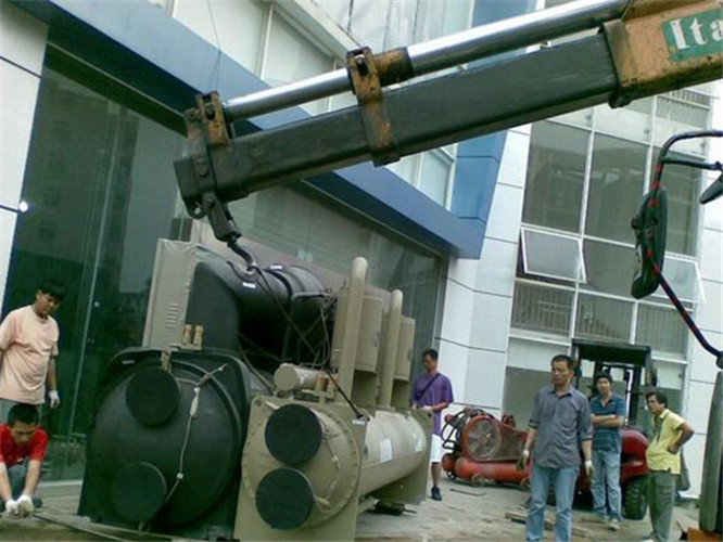 武胜县随车吊和汽车吊的核心区别是什么？哪种更省钱？